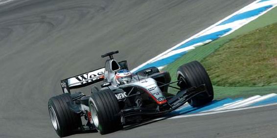 Kimi Raikkonen andou prximo de Schumacher at a quebra do aeroflio traseiro, no final da reta de chegada, fazer com que ele rodasse e batesse forte - foto: 25.07.2004