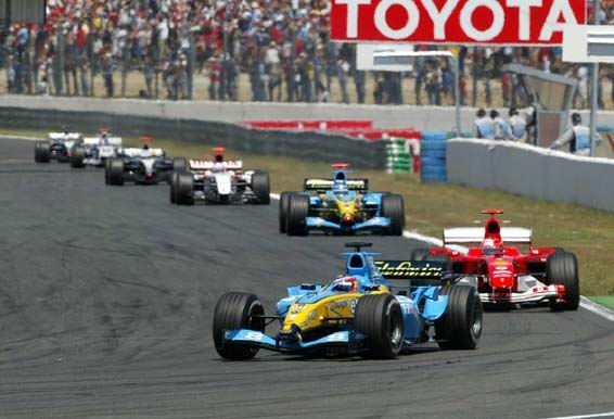 Log aps a largada Fernando Alonso lidera seguido de Schumacher, Trulli, Button, Coulthard, Montoya e Raikkonen - foto: 04.07.2004