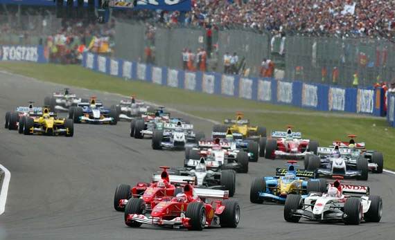 Largada no GP da Inglaterra (Silverstone) - Kimi Raikkonen j passou e a seguir vem Rubens Barrichello, Michael Schumacher e Jenson Button - 11.07.2004