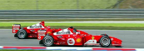 Barrichello (em primeiro plano) e Schumacher so os favoritos ao ttulo (foto de 19.03.2004)