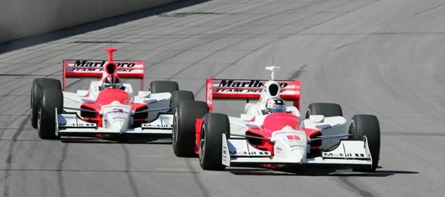 Sam Hornish Jr. e Hlio Castroneves tem sofrido com a menor potncia dos motores Toyota em relao aos Honda - Foto: 22.08.2004