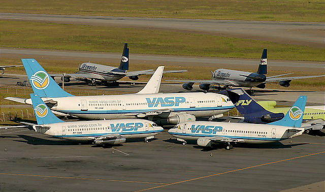 AIRBUS A300, B-737.2A1 E B-737/300 DA VASP PARADOS NO AEROPORTO INTERNACIONAL DE GUARULHOS, SÃO PAULO - 06 DE MAIO DE 2005 - AO FUNDO OBSERVA-SE UM DC-8F E UM B-707F DA EMPRESA CARGUEIRA SKYMASTER E AO LADO UM B-727/200 DA EXTINTA FLY LINHAS AÉREAS - Crédito: Fábio Laranjeira