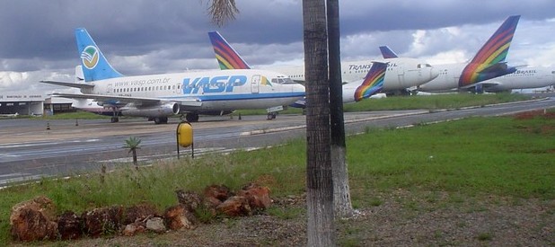 BOEING 737.200, PREFIXO PP-SNA, JUNTO A AERONAVES DA TRANSBRASIL - AEROPORTO DE BRASÍLIA, 29.12.2005 - CRÉDITO/FOTO: Fernando Toscano