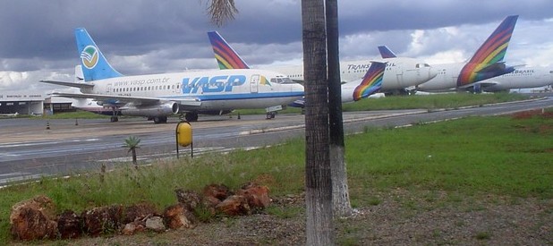 AERONAVES DA TRANSBRASIL E DA VASP NA REA REMOTA DO AEROPORTO INTERNACIONAL DE BRASLIA - 29.12.2005 - FOTO/CRDITO: Fernando Toscano (www.portalbrasil.net) - Todos os direitos reservados ao Portal Brasil / Proibida a reproduo sem prvia autorizao.