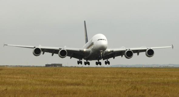 O A380 pousando em Sydney, procedente de Cingapura, em seu vôo inicial com 471 passageiros e 30 tripulantes.
