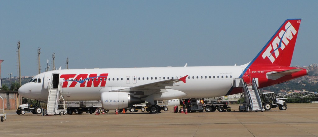 AIRBUS A320-200 (SRIE 214), PREFIXO PR-MYE, RECEBIDO PELA TAM EM 26.05.2009, FOTOGRAFADO NA REA REMOTA DO AEROPORTO DE BRASLIA EM 11.04.2010 (CRDITO/FOTO: FERNANDO TOSCANO) - TODOS OS DIREITOS RESERVADOS AO PORTAL BRASIL.