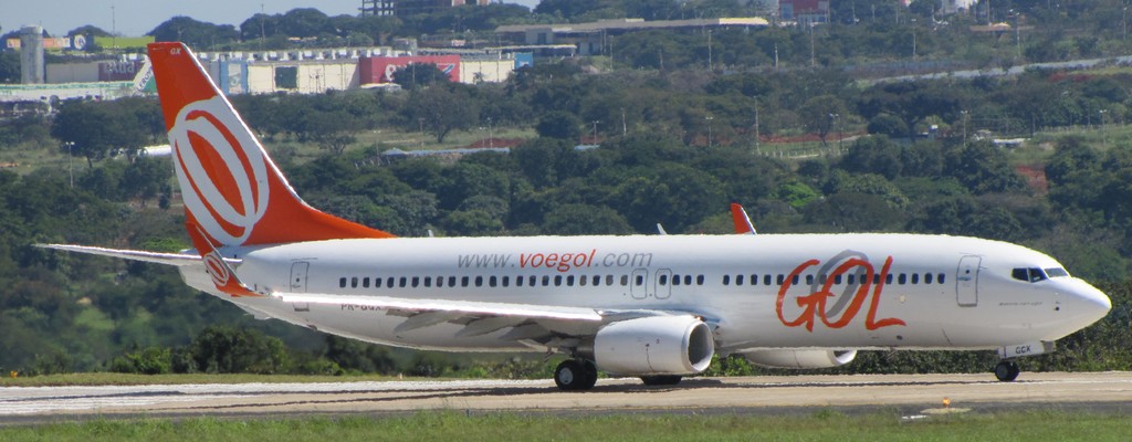 BOEING 737.800 (SRIE 8EHW), PREFIXO PR-GGX, RECEBIDO EM 18.02.2010, FOTOGRAFADO NO AEROPORTO DE BRASLIA, EM 11.04.2010, SE PREPARANDO PARA A DECOLAGEM (FOTO/CRDITO: FERNANDO TOSCANO) - TODOS OS DIREITOS RESERVADOS AO PORTAL BRASIL.