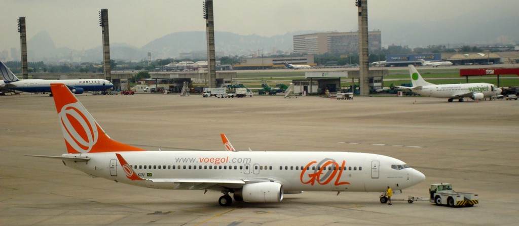 BOEING 737.800, PREFIXO PR-GTI, FOTOGRAFADO NO AEROPORTO TOM JOBIM (GALEO), EM 13.02.2009. ESTA AERONAVE ENTROU EM SERVIO NA GOL EM 11.11.2006 E EM 14.12.2011 FOI PINTADA NAS CORES DA WEBJET. (FOTO: FERNANDO TOSCANO) - TODOS OS DIREITOS RESERVADOS AO PORTAL BRASIL.