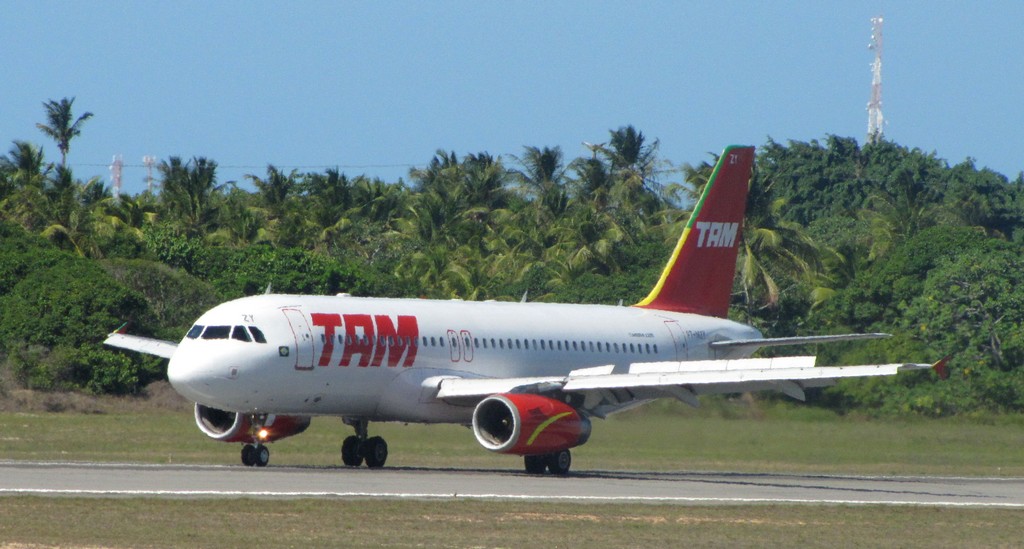 AIRBUS A320.232 (EX-F-WWDF, MATRÍCULA FRANCESA), FABRICADO EM 2001, APÓS O POUSO NO AEROPORTO DE ARACAJU (14.03.2010). FOTO/CRÉDITO: FERNANDO TOSCANO - TODOS OS DIREITOS RESERVADOS AO PORTAL BRASIL.