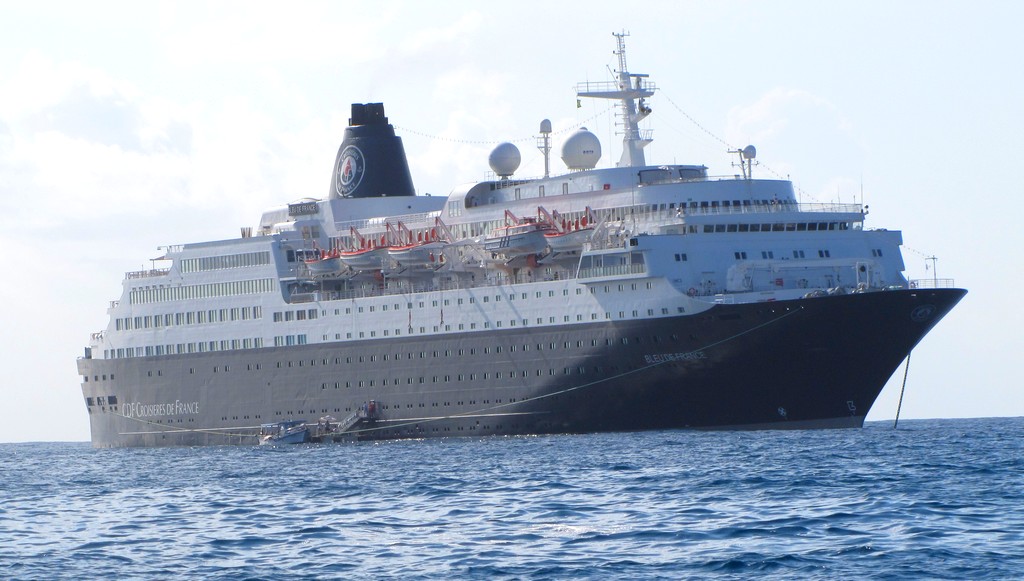 O navio Bleu de France transporta, entre passageiros e tripulantes, mais de 1.200 pessoas.