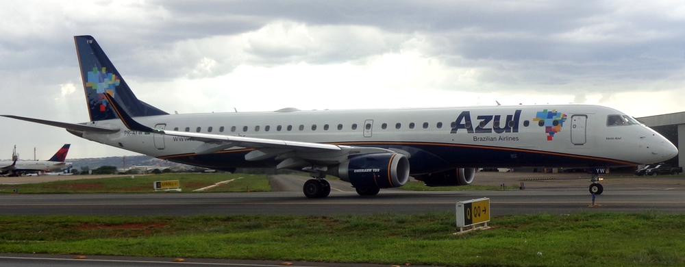 Embraer ERJ-195AR, prefixo PR-AYW, - entregue para a Azul em setembro de 2011 - aqui fotografado no Aeroporto de Braslia, em 23 de dezembro de 2012 (Foto/Crdito: Fernando Toscano, Portal Brasil).
