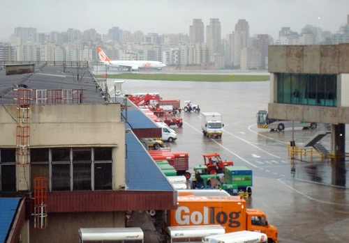 Aeroporto de Congonhas em dia de chuva - perigo constante (Crdito/Foto: Fernando Toscano para o Portal Brasil - www.portalbrasil.net)