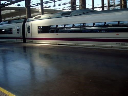 Trem de alta velocidade (300 km/hora) saindo do "Terminal de Atocha", em Madri, rumo a Zaragoza e Barcelona (FOTO/CRÉDITO: Fernando Toscano, www.portalbrasil.net