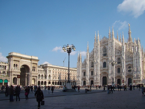http://pt.wikipedia.org/wiki/Ficheiro:Milano_piazza_Duomo.jpg