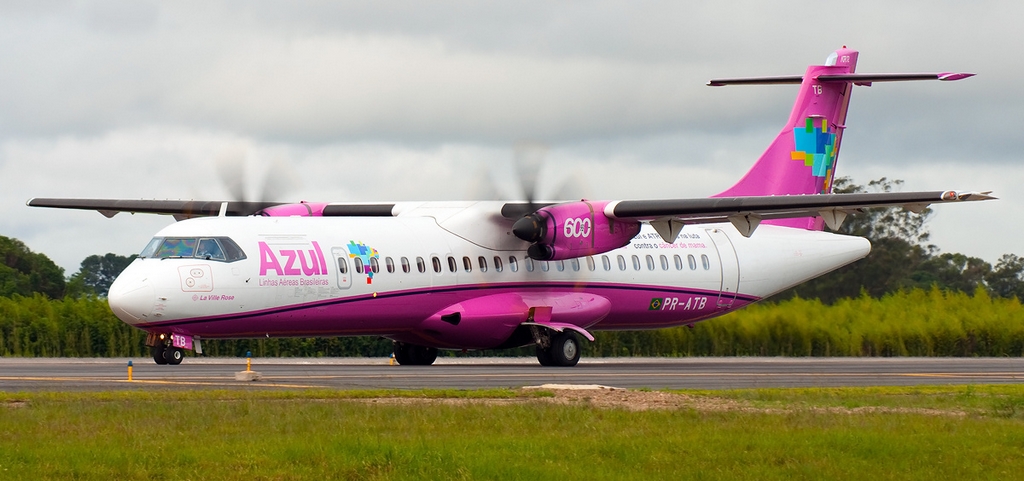 ATR72-600, NO AEROPORTO AFONSO PENA, EM CURITIBA / PR, EM 02.11.2014 (FOTO: CRDITO: GUIDO FERNEDA)