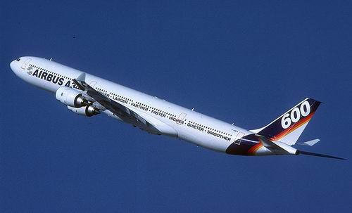 O A340.642 em vo de demonstrao, em Dubai (Emirados rabes Unidos). O prefixo  o F-WWCA.