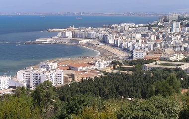 Argel - Vista costeira - FOTO/CRÉDITO: http://pt.wikipedia.org/wiki/Ficheiro:Algiers_coast.jpg