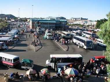 Rodoviária em Francistown - FOTO/CRÉDITO: http://pt.wikipedia.org/wiki/Ficheiro:Bus_terminal.jpg