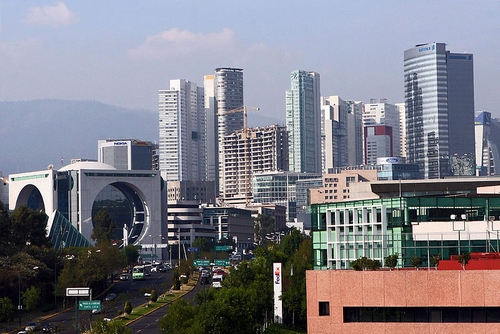 Cidade do México - uma das maiores cidades do mundo. FOTO/CRÉDITO: http://pt.wikipedia.org/wiki/Ficheiro:Santa_feconj_Mexico_City.jpg