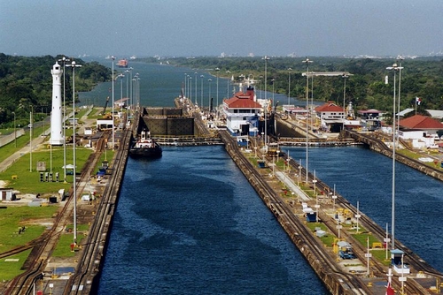 Eclusas no Canal do Panamá (ida-vinda de navios, ligando Oceano Atlântico e Oceano Pacífico - 82 km de extensão). FOTO/CRÉDITO: http://pt.wikipedia.org/wiki/Ficheiro:Panama_Canal_Gatun_Locks.jpg