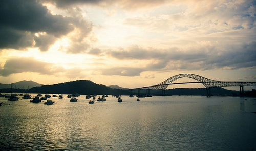 Ponte das Américas, sobre o Canal do Panamá, inaugurada em 12.10.1962 - FOTO/CRÉDITO: http://www.malapronta.com.br/blog/2011/12/15/fotos-da-cidade-do-panama/