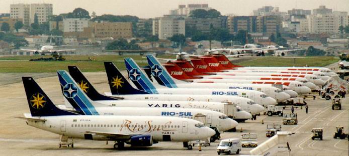 O Aeroporto de Congonhas, em São Paulo, está próximo de seu limite de operação. Na foto, 11 aeronaves no pátio, 5 em fila de espera para decolagem e 1 aterrisando. (www.portalbrasil.eti.br)