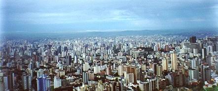 A cidade de Belo Horizonte se impõe pelos altos e modernos edifícios comerciais e residenciais