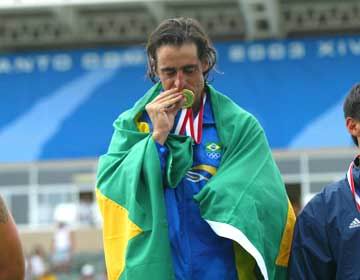 Fernando Meligeni ganhou o ouro na final do tênis masculino, simples, vencendo ao chileno Marcelo Ríos - Meligeni se despediu do esporte em alto estilo - foto de 10.08.2003