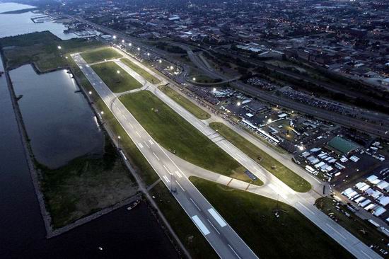 Burke Lakefront Airport, em Cleveland - Ohio (Foto de 04.07.2003).