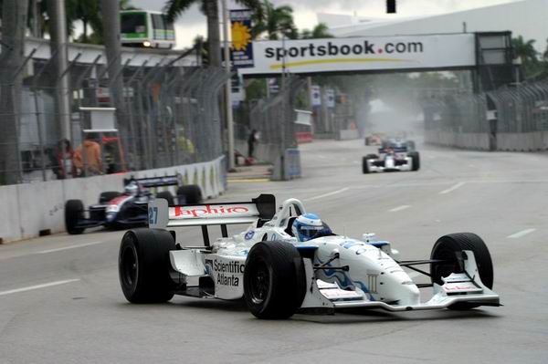 Treinos para o GP de Miami.  frente, Mika Salo, seguido por Ryan-Hunter Reay - foto de 27.09.2003