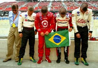 Os brasileiros cortaram os cabelos no estilo "Ronaldinho", em homenagem � conquista da Copa 2002 na Cor�ia do Sul / Jap�o. (Pela ordem, Roberto Pupo Moreno, Cristiano da Matta, Bruno Junqueira, Tony Kanaan e Christian Fittipaldi).