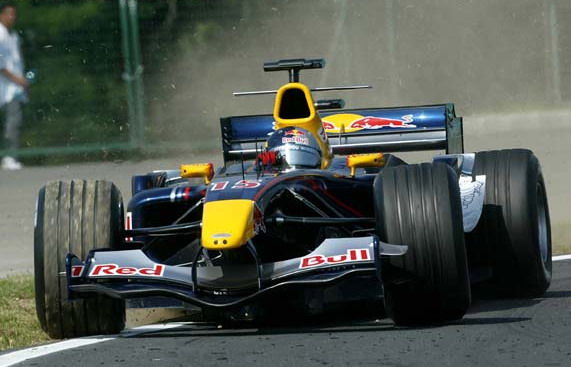 O AUSTRACO CHRISTIAN KLIEN TEM SURPREENDIDO ANDANDO MUITAS VEZES  FRENTE DE DAVID COULTHARD - FOTO: 30.07.2005