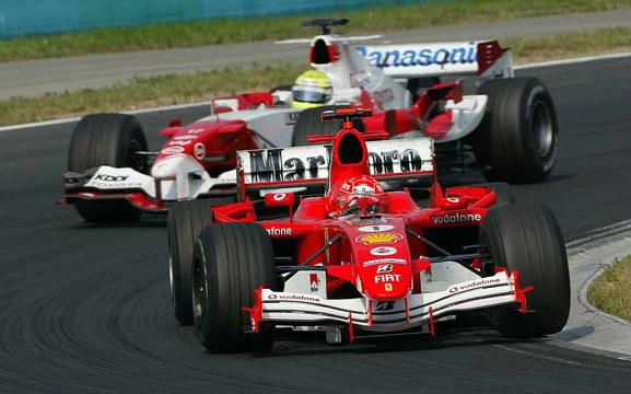 RALF SCHUMACHER TENTOU ULTRAPASSAR SEU IRMO MICHAEL DE TODAS AS FORMAS, SEM SUCESSO - FOTO: 31.07.2005