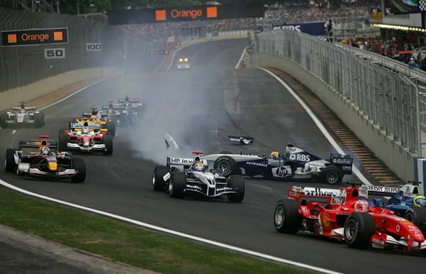 NA LARGADA COULTHARD BATEU EM PIZZONIA QUE TOCOU EM WEBBER PREJUDICANDO OS TRS - FOTO: 25.09.2005