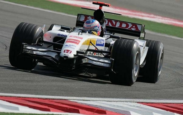 JENSON BUTTON LARGOU NA 2A FILA E TERMINOU EM OITAVO - FOTO: 15.10.2005