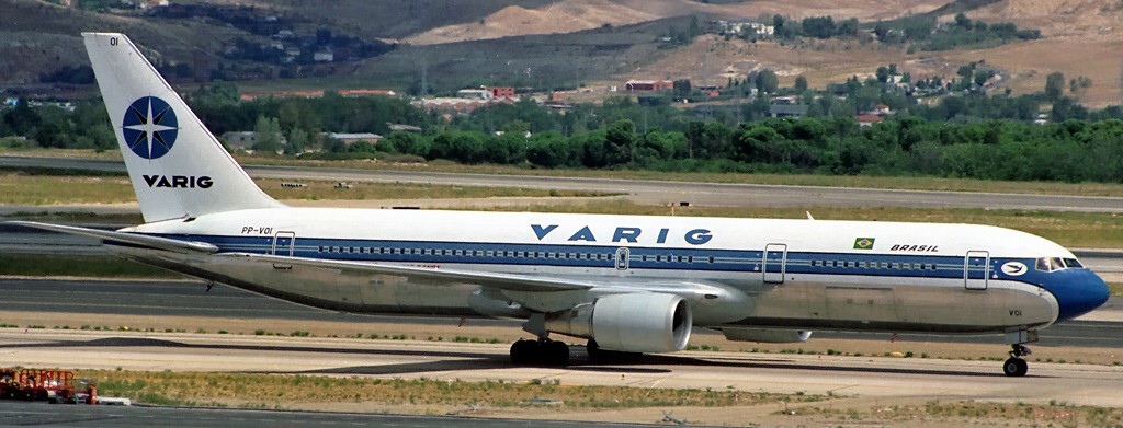 A LENDRIA PINTURA DA VARIG PERMANECEU EM ALGUMAS AERONAVES AT O FINAL DOS ANOS 90. NA FOTO ACIMA O BOEING 767.341ER (PP-VOI), NO AEROPORTO DE BARAJAS (MADRI) EM 08 DE SETEMBRO DE 1995.