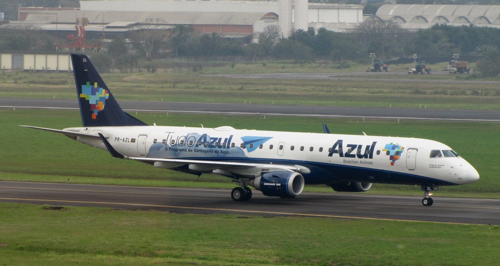 Embraer ERJ-190-100GW 190AR, prefixo PR-AZL, fotografado no Aeroporto Salgado Filho, Porto Alegre, em 25 de julho de 2010 (Foto/Crdito: Fernando Toscano, Portal Brasil) - Todos os direitos reservados.