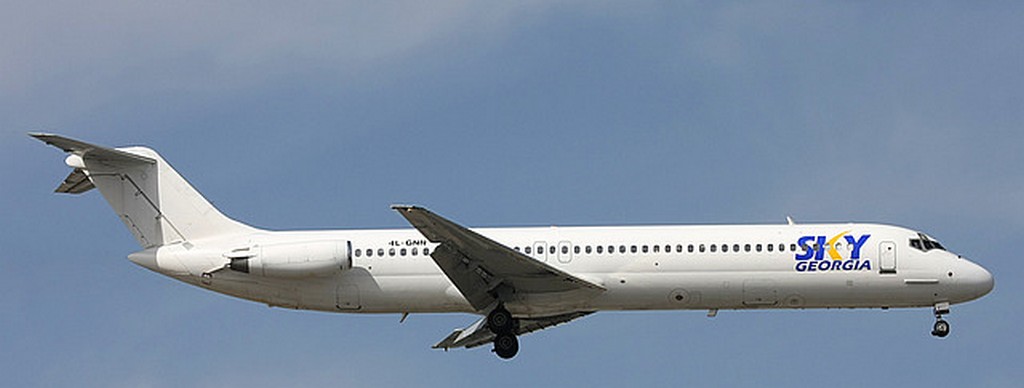McDONNELL DOUGLAS DC-9/51, PREFIXO 4L-GNN, DA SKY GEORGIA, EM APROXIMAO DO AEROPORTO DE ANTALYA, NA TURQUIA (26.09.2009).