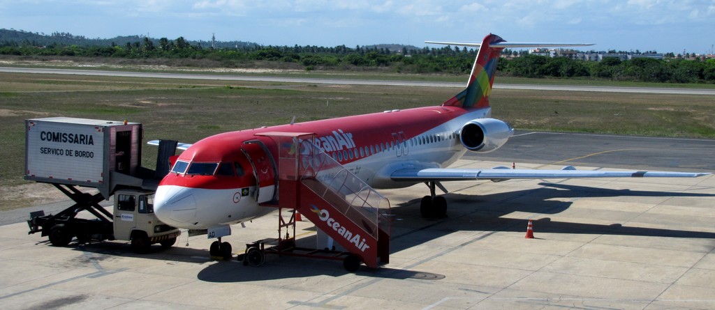 FOKKER 100 Mk-28, PREFIXO PR-OAD, FOTOGRAFADO NO AEROPORTO DE ARACAJU (SE), EM 14.03.2010. ESTA AERONAVE FOI FABRICADA EM 1991 E INCORPORADA À FROTA DA OCEANAIR EM 05.01.2006. FOTO/CRÉDITO: FERNANDO TOSCANO - TODOS OS DIREITOS RESERVADOS AO PORTAL BRASIL.