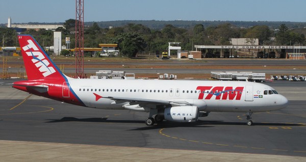 AIRBUS A320, PREFIXO PR-MAV, EM BRASLIA-DF - Foto/crdito: Fernando Toscano (www.portalbrasil.net)