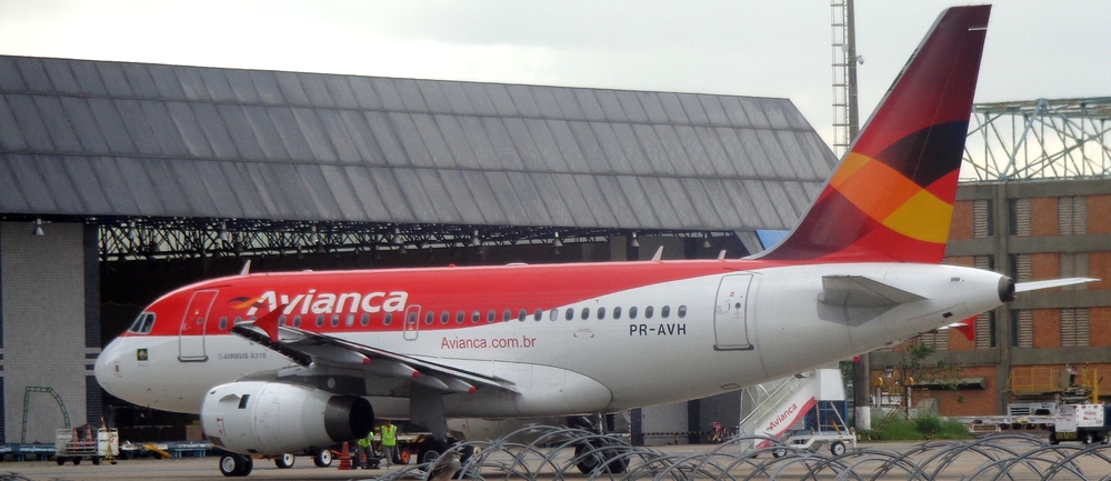 Airbus A318-121, prefixo PR-AVH, fabricado em 2007 e em operao na Avianca Brasil desde 20.04.2011, fotografado no Aeroporto de Braslia, em 23 de dezembro de 2012 (Foto/Crdito: Fernando Toscano, Portal Brasil).