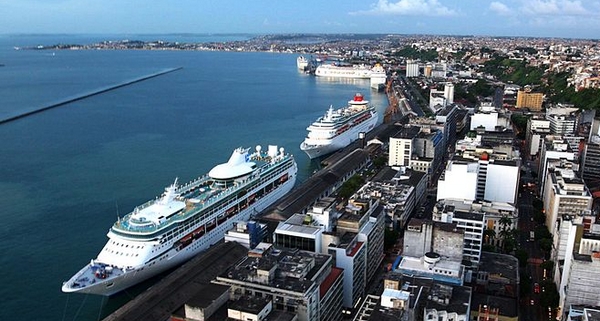 Foto/Crdito: Porto de Salvador - 2009 (http://pt.wikipedia.org/wiki/Ficheiro:Salvador_-_Turismo_no_Carnaval_2010.jpg).