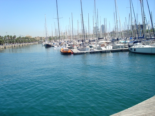 Ancoradouro de barcos no Porto de Barcelona (FOTO/CRDITO: Fernando Toscano, www.portalbrasil.net).