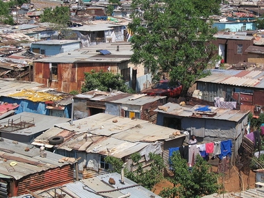 Favela no bairro negro de Soweto, em Johanesburgo - FOTO/CRDITO: http://pt.wikipedia.org/wiki/Ficheiro:Soweto_township.jpg