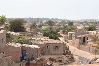 Favela, ao lado da Via Samba - FOTO/CRDITO: http://www.ademar.org/fotos/angola/img_6656.html