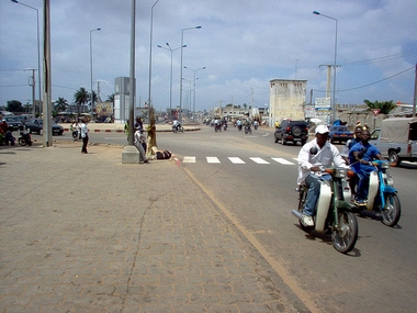 rea urbana de Cotonou - FOTO/CRDITO: http://pt.wikipedia.org/wiki/Ficheiro:Cotonou01.jpg