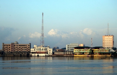 Cotonou - porto - FOTO/CRDITO: http://pt.wikipedia.org/wiki/Ficheiro:Cotonouskyline.jpg
