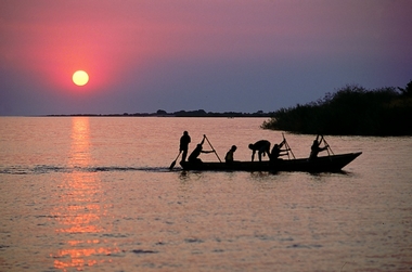 Lago Tanganica (O mais extenso do mundo e o segundo mais profundo do mundo) - FOTO/CRDITO: http://www.google.com.br/imgres?imgurl=http://meioambiente.culturamix.com/blog/wp-content/gallery/lago-tanganica/lago-tanganica-1.jpg&imgrefurl=http://meioambiente.culturamix.com/natureza/lago-tanganica&h=462&w=700&sz=103&tbnid=o-rClrXsVCuBuM:&tbnh=90&tbnw=136&prev=/search%3Fq%3Dlago%2Btanganica%26tbm%3Disch%26tbo%3Du&zoom=1&q=lago+tanganica&usg=__dkh3iV0_uA57YZh3d6oJgY1u91w=&docid=FCaRh3MeSY2-MM&hl=pt-BR&sa=X&ei=QvaKUMODHurd0QHQ24CwCQ&sqi=2&ved=0CCoQ9QEwAw&dur=1283