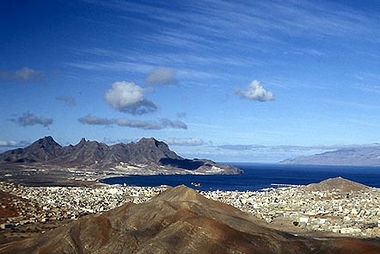 Ilha de So Vicente e a cidade de Mindelo ao fundo - FOTO/CRDITO: http://pt.wikipedia.org/wiki/Ficheiro:Sao_Vicente.jpg