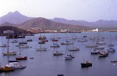 Porto Grande - FOTO/CRDITO: http://pt.wikipedia.org/wiki/Ficheiro:Mindelo_portogrande.jpg